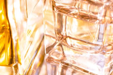 Sarı cam parfüm şişelerinde güzel bokeh ve ışık yansımaları