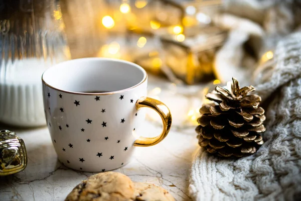 Mysig vintersemester dekoration, julbelysning och kaffekopp med inredningsdetaljer, riktigt hem — Stockfoto