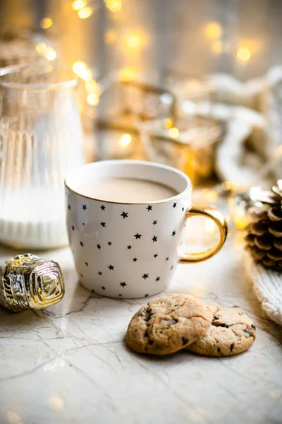 Accogliente decorazione per le vacanze invernali, luci di Natale e tazza di caffè con dettagli decorativi, vera casa — Foto Stock
