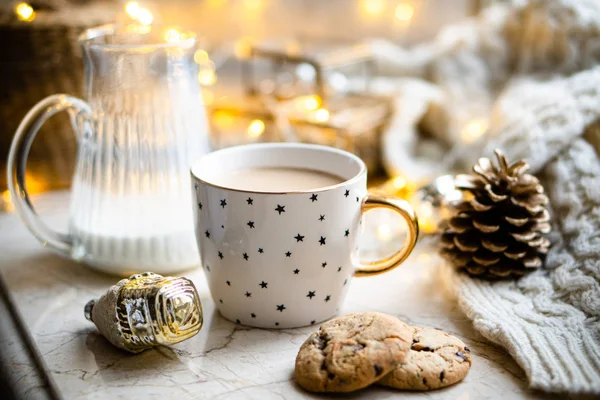 Acogedora decoración de vacaciones de invierno, luces de Navidad y taza de café con detalles de decoración, hogar real — Foto de Stock