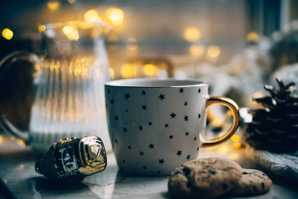 Mysig vintersemester dekoration, julbelysning och kaffekopp med inredningsdetaljer, riktigt hem — Stockfoto