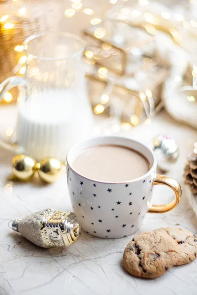 Cozy winter holiday decoration, Christmas lights and coffee cup with decor details, real home — Stock Photo, Image