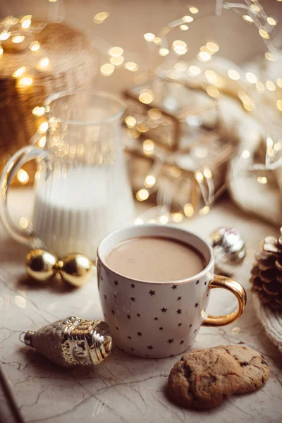 Accogliente decorazione per le vacanze invernali, luci di Natale e tazza di caffè con dettagli decorativi, vera casa — Foto Stock