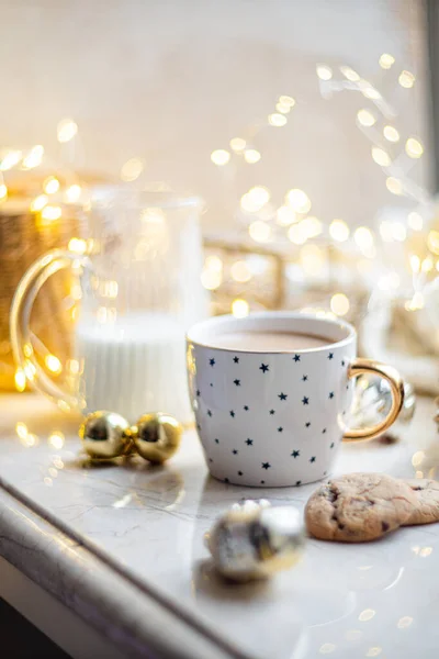 Cozy winter holiday decoration, Christmas lights and coffee cup with decor details, real home — Stock Photo, Image