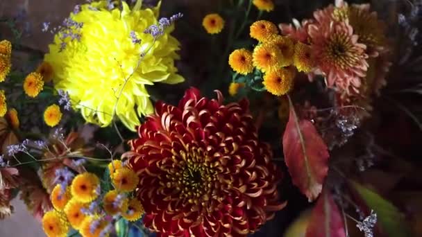 Beautiful autumn still life decoration details with flowers and pumpkins, fall harvest arrangement — Stock Video