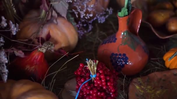 Mooie herfst stilleven decoratie details met bloemen en pompoenen, herfst oogst arrangement — Stockvideo