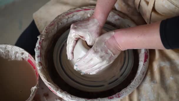 Vrouwen handen maken keramische pot van natte klei in ambachtelijke werkplaats — Stockvideo