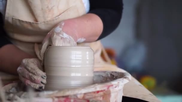 Mãos femininas fazendo panela de cerâmica de barro molhado em oficina de artesanato — Vídeo de Stock