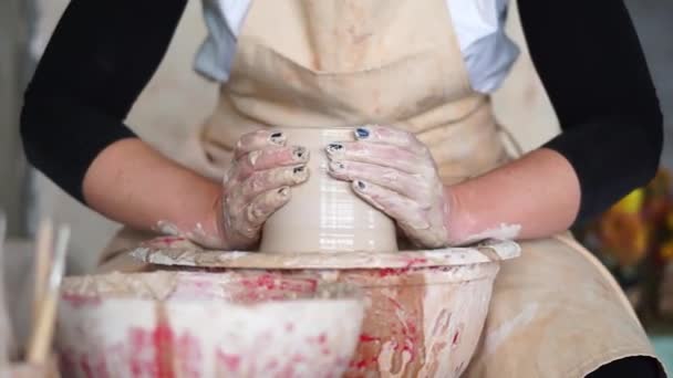 Mani delle donne che fanno pentola di ceramica di argilla umida in laboratorio artigianale — Video Stock