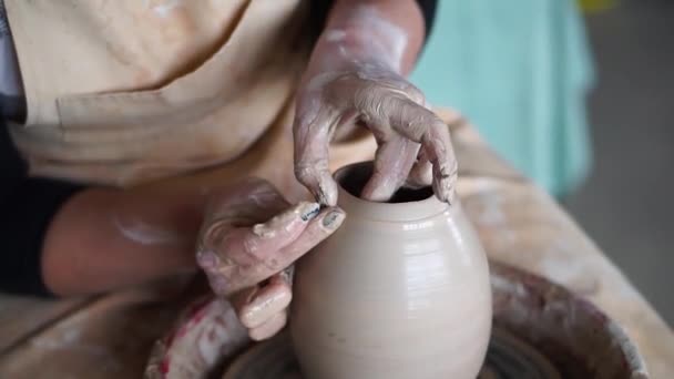 Mãos femininas fazendo panela de cerâmica de barro molhado em oficina de artesanato — Vídeo de Stock