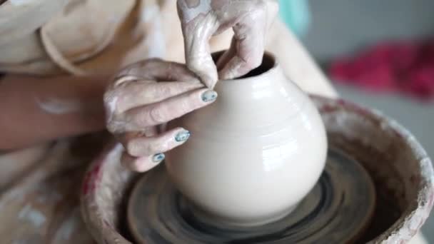 Kvinnors händer gör keramiska potten av våt lera i hantverk verkstad — Stockvideo