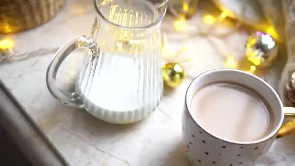 Vera decorazione domestica invernale accogliente in bianco e oro, tazza di caffè e biscotti con decorazioni natalizie — Video Stock