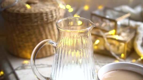 Real acogedora decoración de la casa de invierno en blanco y oro, taza de café y galletas con decoraciones de Navidad — Vídeo de stock