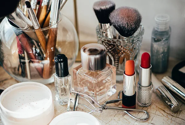 Echte professionelle Make-up-Tools und Accessoires, Pinsel und Lippenstifte — Stockfoto