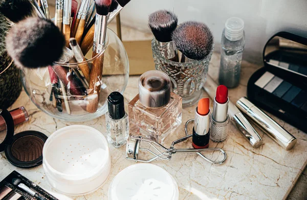Herramientas de maquillaje profesional real y accesorios, pinceles y lápices labiales — Foto de Stock