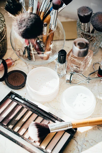 Echte professionele make-up tools en acryl-, borstels en lippenstiften — Stockfoto