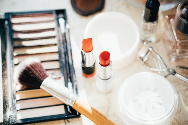 Ferramentas e acessórios de maquiagem profissionais reais, escovas e batons — Fotografia de Stock