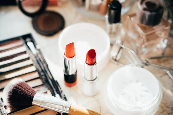 Herramientas de maquillaje profesional real y accesorios, pinceles y lápices labiales — Foto de Stock