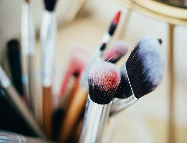 Many different makeup brushes in artists studio — Stockfoto