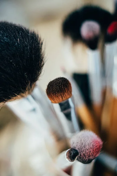 Many different makeup brushes in artists studio — Stockfoto