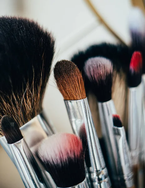 Veel verschillende make-up borstels in kunstenaars studio — Stockfoto