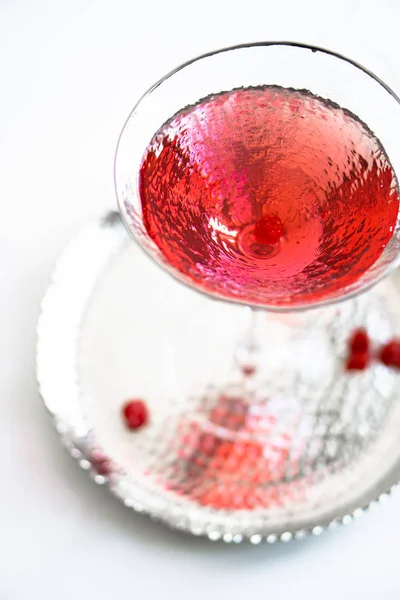 Cóctel clásico rojo en cristal textura vidrio sobre fondo blanco —  Fotos de Stock