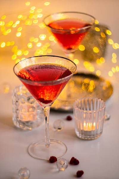 明るい光のボケの背景におしゃれな質感のガラスで古典的な赤いカクテル — ストック写真