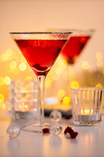 Cóctel rojo clásico en vidrio de textura elegante sobre fondo bokeh luz brillante —  Fotos de Stock