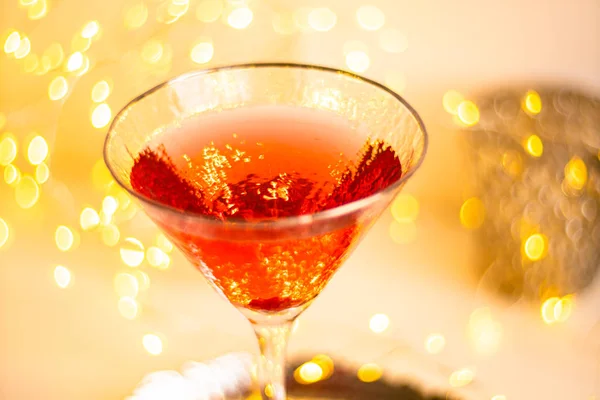 色泽鲜亮背景的精美质感玻璃杯中经典的红色鸡尾酒 — 图库照片