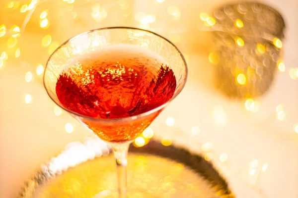 Classic cocktail rosso in vetro fantasia texture su sfondo bokeh luce brillante — Foto Stock