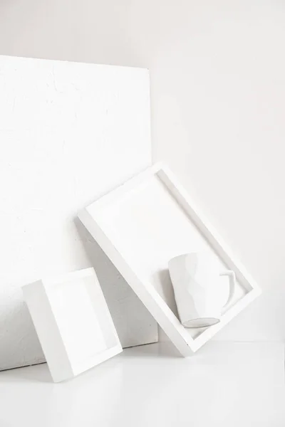 Collection abstraite d'objets blancs différents, décor minimaliste moderne — Photo