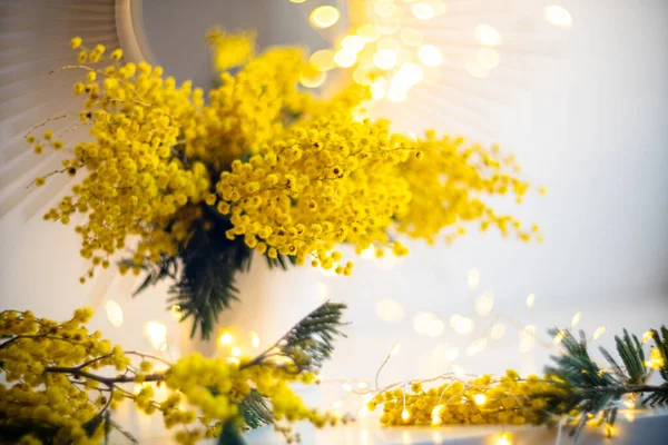Bukiet żółtych kwiatów mimozy z jasnym złotym wystrojem wnętrz z plamkami światła — Zdjęcie stockowe