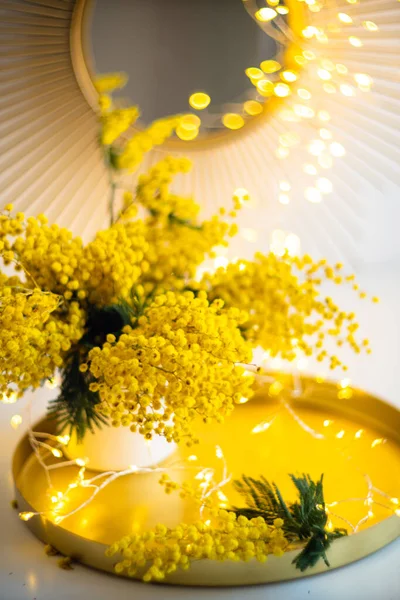 明るいゴールドの内装で黄色のミモザの花の花束スポット — ストック写真