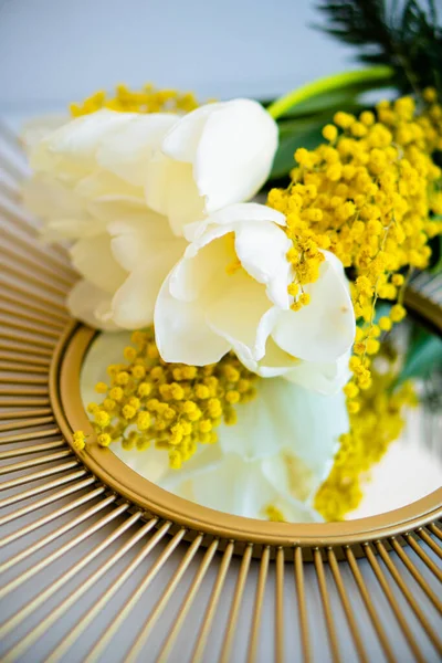 Букет белых тюльпанов и цветов мимозы на зеркальном подносе — стоковое фото