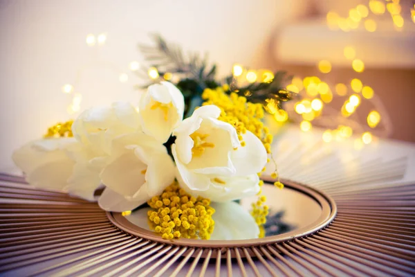Beyaz lale buketi ve aynalı tepside mimoza çiçekleri. — Stok fotoğraf