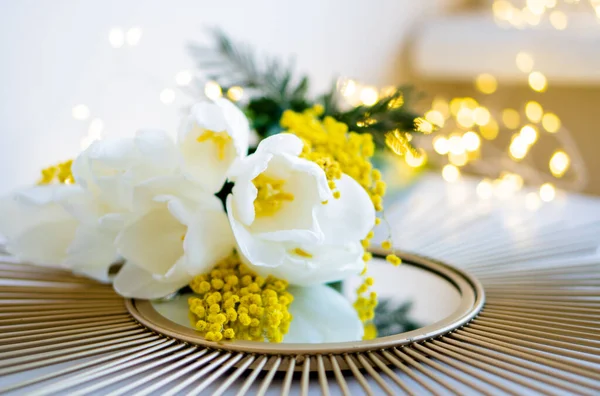 Boeket witte tulpen en mimosa bloemen op spiegelblad — Stockfoto