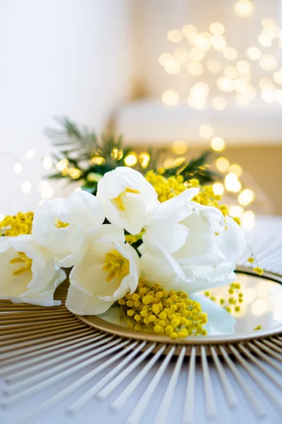 거울 쟁반에 하얀 튤립 꽃 과 미모사 꽃들 이 꽃다발을 담고 있다 — 스톡 사진