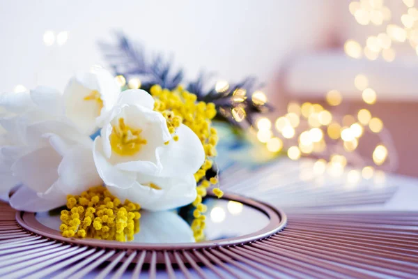ミラートレイ上の白いチューリップとミモザの花の花束 — ストック写真
