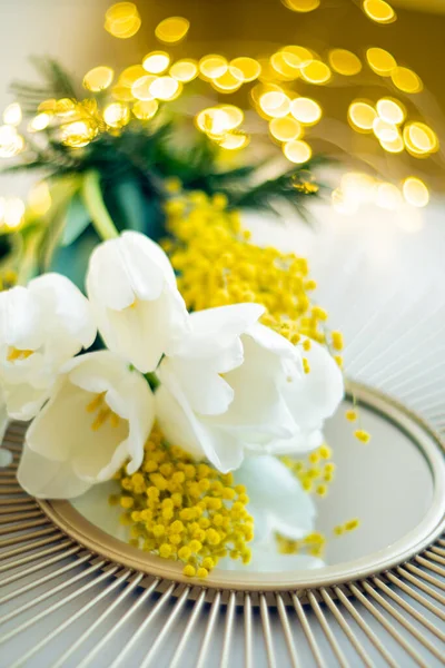Beyaz lale buketi ve aynalı tepside mimoza çiçekleri. — Stok fotoğraf