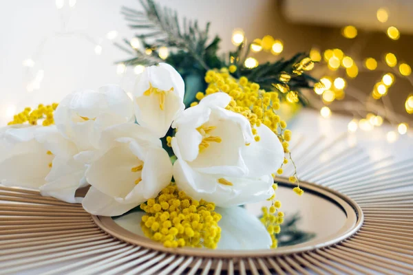 Bouquet de tulipes blanches et fleurs de mimosa sur plateau miroir — Photo