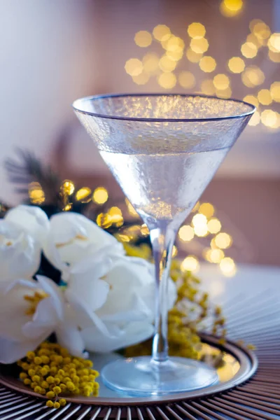 Bouquet de tulipes blanches et de fleurs de mimosa sur plateau miroir avec verre de boisson — Photo