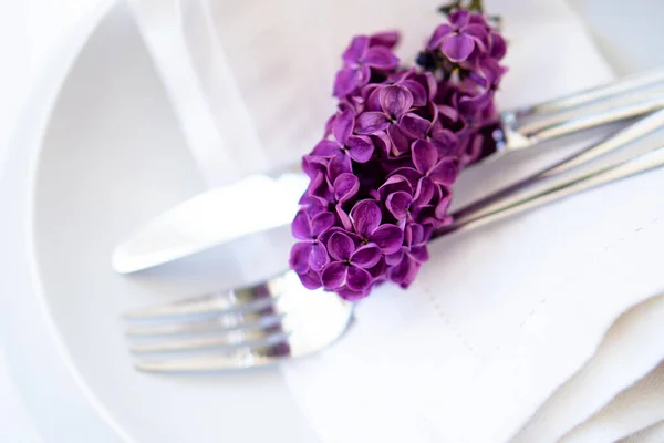 Ustawienie stołu sprężynowego z gałązką liliową na białej serwetce lnianej — Zdjęcie stockowe