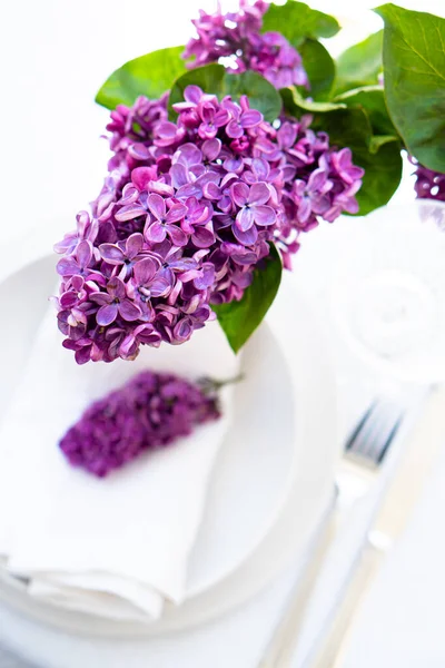 Springtime table setting with lilac branch on white linen napkin — Stock Photo, Image