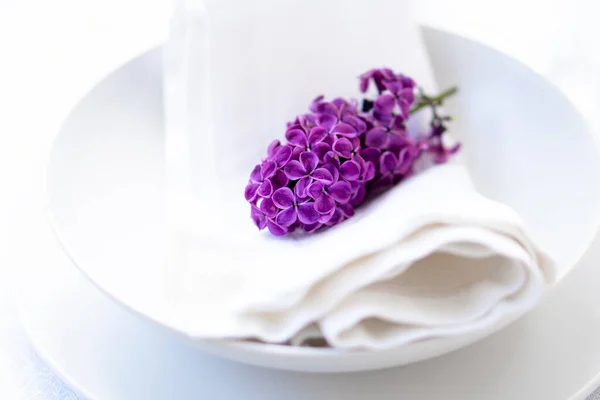 Ustawienie stołu sprężynowego z gałązką liliową na białej serwetce lnianej — Zdjęcie stockowe