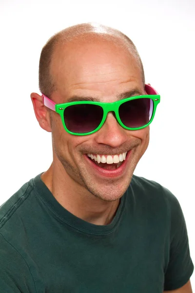 Silly людина з барвистими сонцезахисними окулярами — стокове фото
