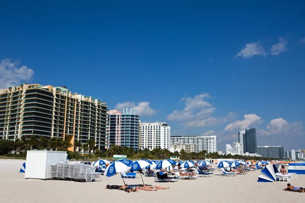 Отели Miami Beach Sunbathers — стоковое фото
