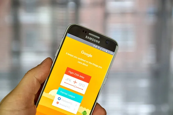 Google flyg på en mobiltelefon — Stockfoto