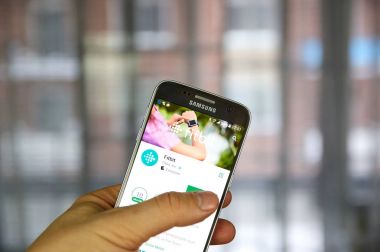 Samsung S7 ekranında Fitbit application.