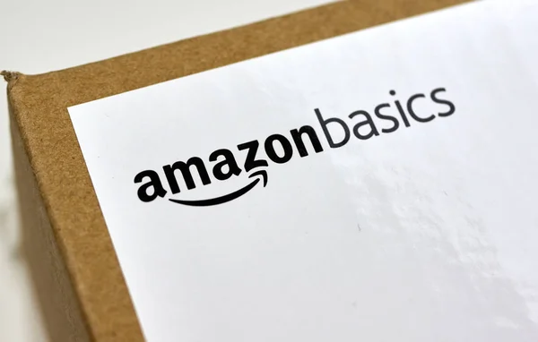 Amazon Basics shipping box — Stock Photo, Image