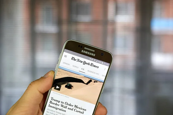 New York Times no telefone Android — Fotografia de Stock